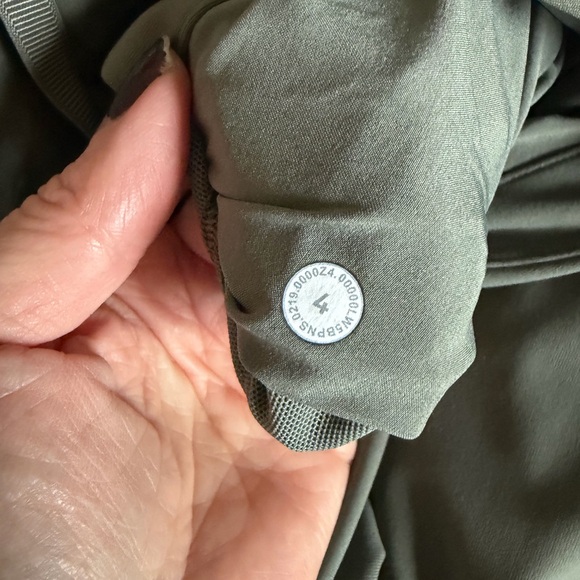 NWOT Women’s Lululemon On the Fly Mid-rise crop TravelWoven Size 4 Gray Sage - Picture 8 of 10